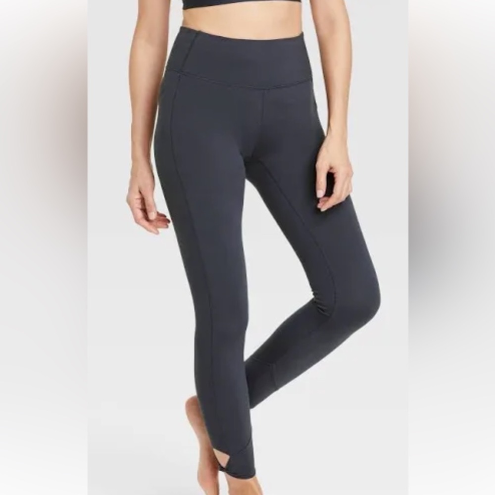 Women's Simplicity High-Rise
Leggings All In Motion
Color Gray Size S / L. NWT